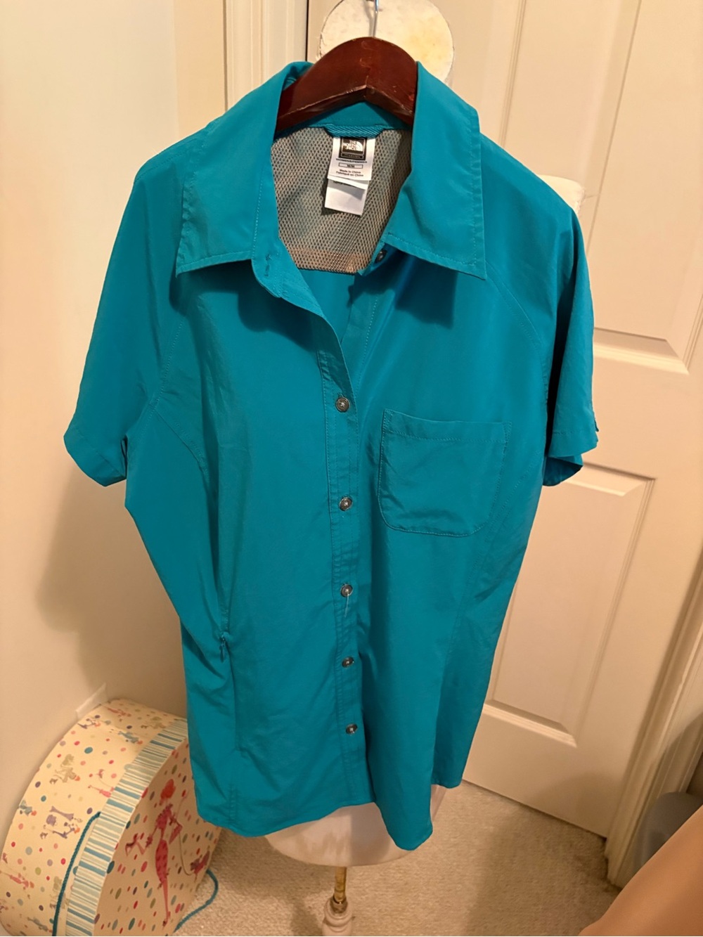 The North Face women’s Teal Short-Sleeve Button-Down Shirt size M